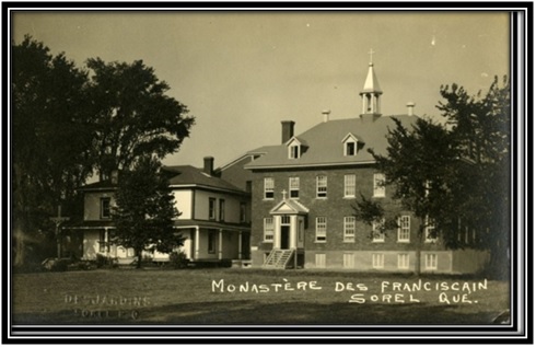 On voit sur cette photo à gauche la maison des Fosbrooke et le Monastère des Franciscains en 1945. Collection Archives Nationales du Québec 
