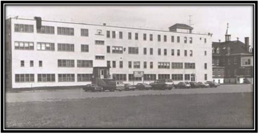 On voit sur cette photo l’École Didace Pelletier qui est transformé en Cegep Bourgchemin Campus en 1973. Collection privée