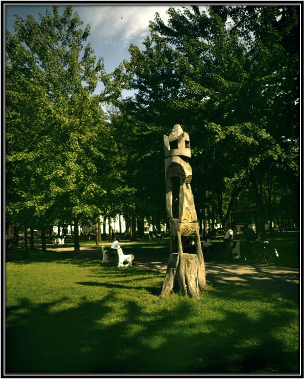 Photo prise par Armour Landry photographe sculpteur fait par Roger Péloquin dit Pélo dans le Carré Royale à Sorel. Archives Nationales du Québec Cote : P97, S1, D7703-7703,
